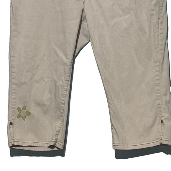 Levi's Beige Capris - Picture 3 of 11